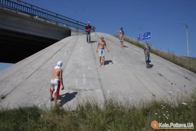 У Полтаві молодь намалювала герб України (Фоторепортаж) — фото 1