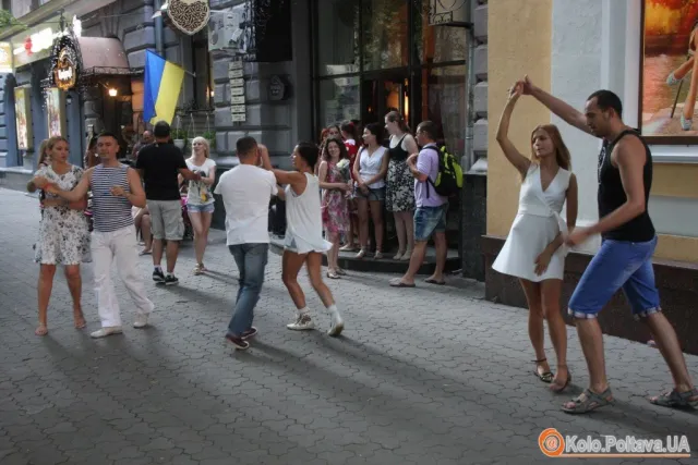 У Полтаві літні вечори проводять в танці (Фоторепортаж) — фото 3