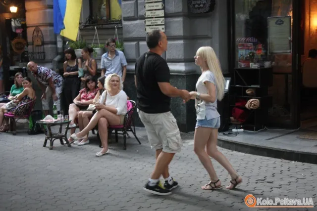 У Полтаві літні вечори проводять в танці (Фоторепортаж) — фото 4