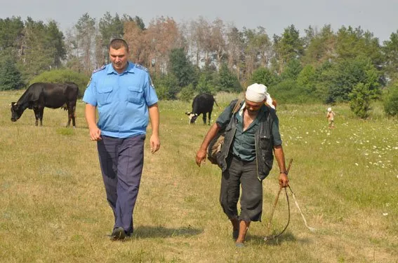 Міліціонери знайшли малят, яких рідна матір залишила у лісі (Фото) — фото 1