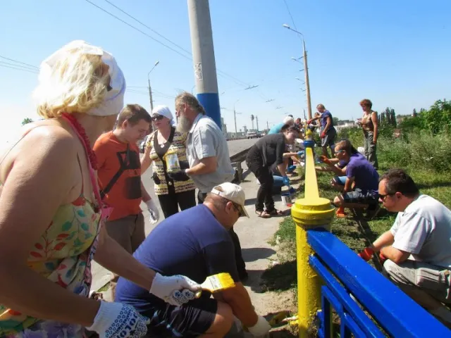 У Полтаві розфарбували міст у національні кольори (Фоторепортаж) + (Відео) — фото 1