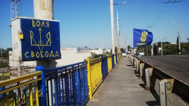 У Полтаві розфарбували міст у національні кольори (Фоторепортаж) + (Відео) — фото 8