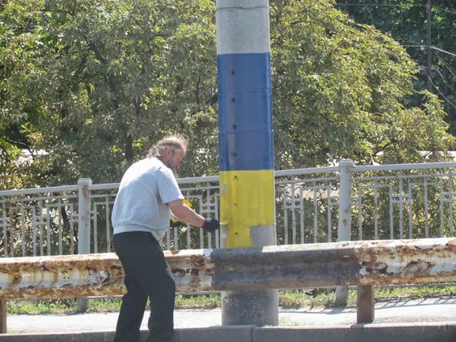 У Полтаві розфарбували міст у національні кольори (Фоторепортаж) + (Відео) — фото 9