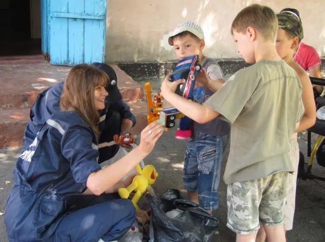 Рятувальники передали дітям-інвалідам зі Сходу іграшки та продукти — фото 1