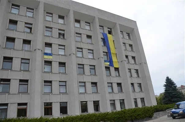 Голова Полтавської ОДА вивісив зі свого кабінету 6-метровий синьо-жовтий прапор (Фото) + (Відео) — фото 1