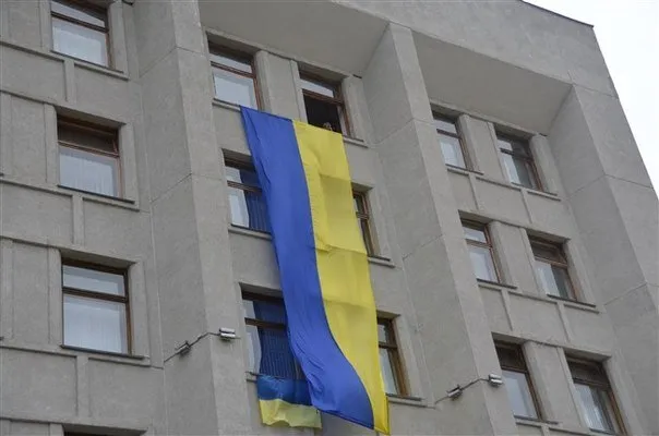 Голова Полтавської ОДА вивісив зі свого кабінету 6-метровий синьо-жовтий прапор (Фото) + (Відео) — фото 3