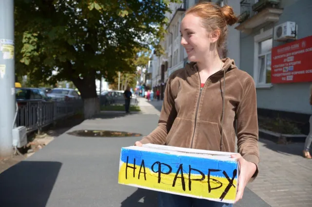 Двоє активісток самотужки вирішили пофарбувати сірий, не примітний паркан — фото 1