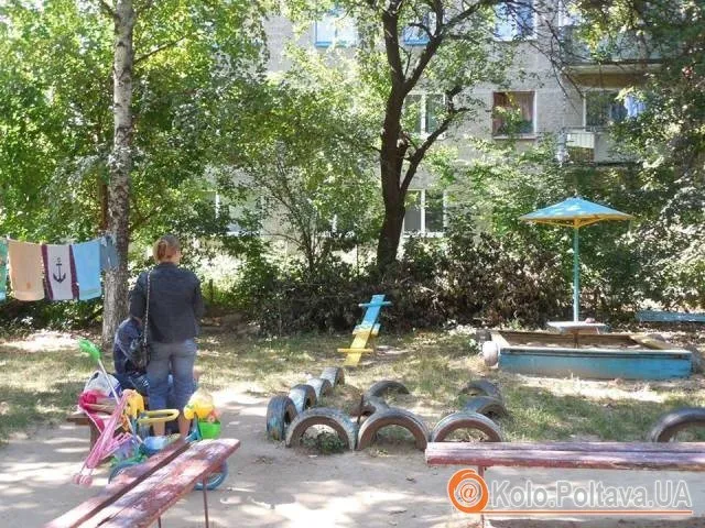 У жовто-блакитний пофарбували дитячий майданчик і під’їзди у житловому будинку (Фото) — фото 1