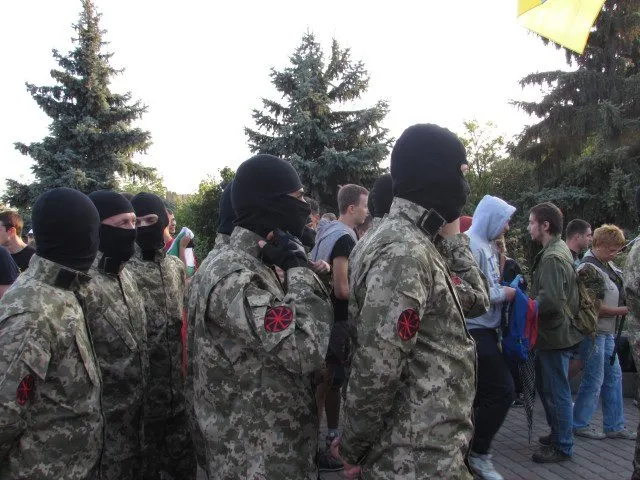 В Полтаві відбувся марш фанатів «Ворскли» та «Карпат». Тисяча людей заспівали разом пісню про Путіна (Фото) + (Відео) — фото 1