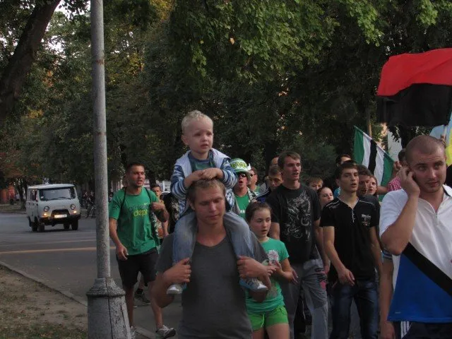 В Полтаві відбувся марш фанатів «Ворскли» та «Карпат». Тисяча людей заспівали разом пісню про Путіна (Фото) + (Відео) — фото 3