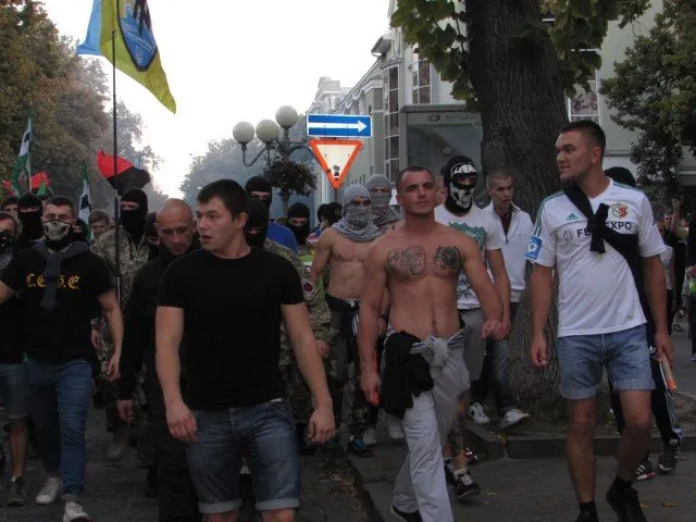 В Полтаві відбувся марш фанатів «Ворскли» та «Карпат». Тисяча людей заспівали разом пісню про Путіна (Фото) + (Відео) — фото 4