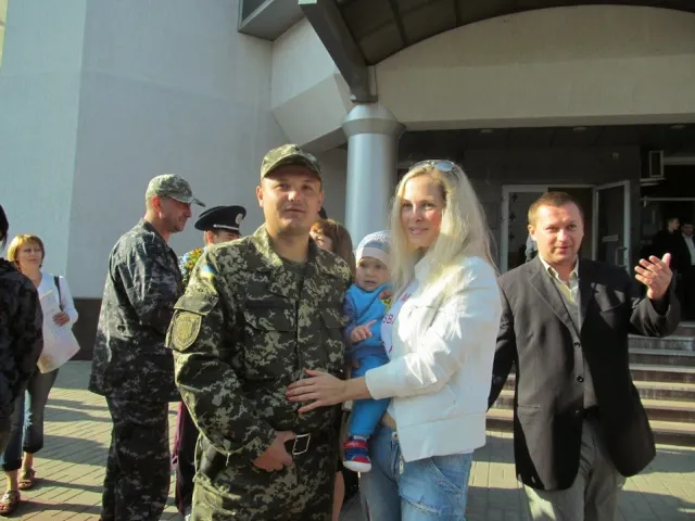 У Полтаві урочисто зустрічали близько сотні  правоохоронців, які повернулися із зони АТО (Фото) — фото 3