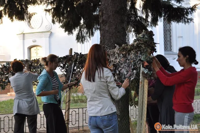 У Полтаві повним ходом ідуть роботи по плетінню маскувальних сіток для українських військових (Фоторепортаж) — фото 8