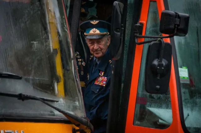 Полтавська громада на День міста вшанувала визволителів під червоним прапором (Фоторепортаж) — фото 1
