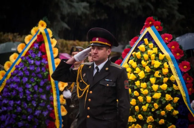 Полтавська громада на День міста вшанувала визволителів під червоним прапором (Фоторепортаж) — фото 3