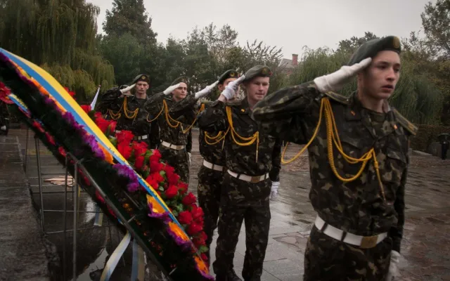 Полтавська громада на День міста вшанувала визволителів під червоним прапором (Фоторепортаж) — фото 4