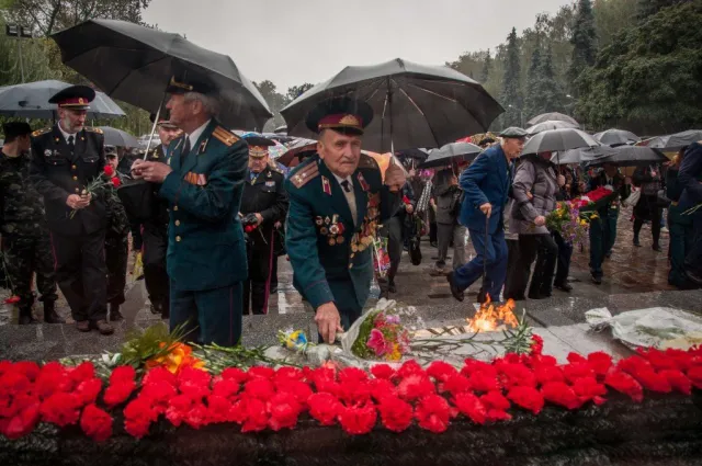 Полтавська громада на День міста вшанувала визволителів під червоним прапором (Фоторепортаж) — фото 8