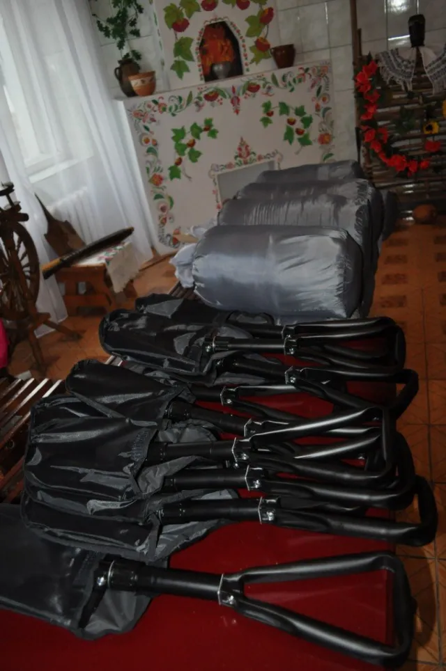 Засуджені Полтавщини передали бійцям АТО спальні мішки та саперні лопатки (Фото) — фото 3