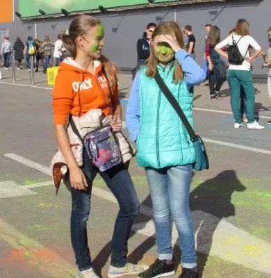 У Полтаві провели індійське свято «Холі» і розфарбували себе в різні кольори (Фоторепортаж) — фото 2