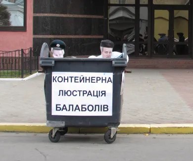 Полтавських кандидатів у депутати возили по місту в сміттєвому контейнері (Фото) + (Відео) — фото 1