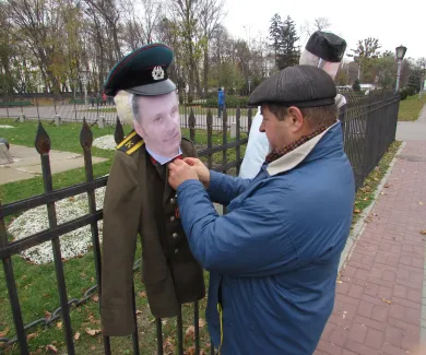 Полтавських кандидатів у депутати возили по місту в сміттєвому контейнері (Фото) + (Відео) — фото 2