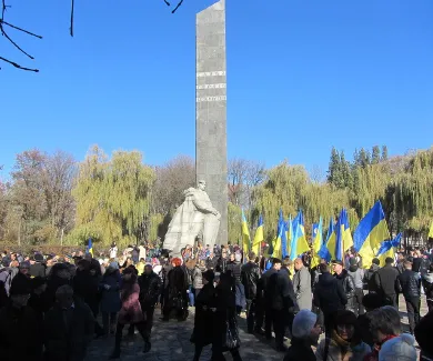 Пам’ять загиблих у боротьбі з німцями вшанували полтавські чиновники і мешканці міста (Фото) — фото 2