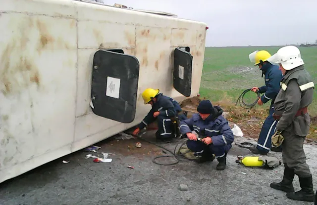 На Полтавщині перекинувся пасажирський автобус: є загиблі та травмовані (Фото) — фото 1