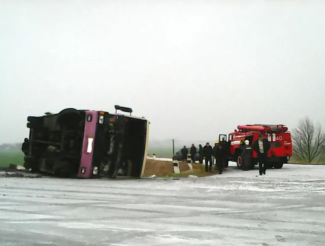 На Полтавщині перекинувся пасажирський автобус: є загиблі та травмовані (Фото) — фото 2