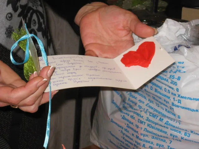 Полтавці передали військовим обереги та листи підтримки з побажаннями швидше повертатися живими (Фоторепортаж) — фото 7