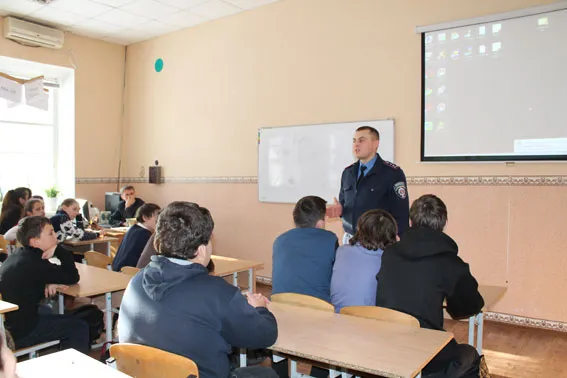 Міліціонери Полтави поговори з школярами щодо протидії насильства в сім'ї (Фото) — фото 2