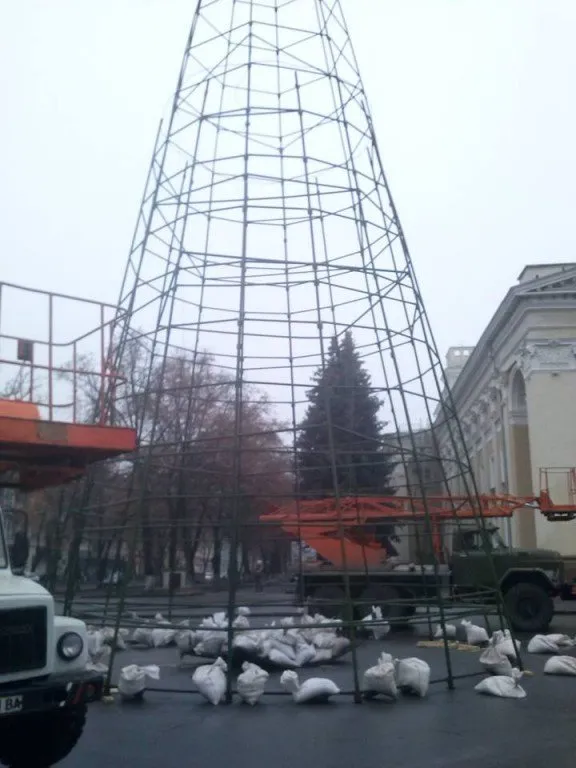 Головну новорічну красуню міста почали монтувати біля театру Гоголя (Фото) — фото 2