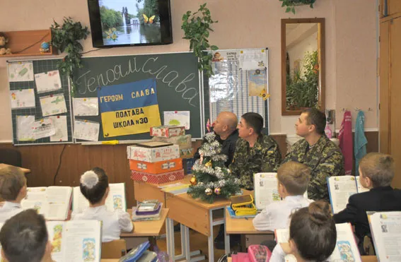Школярі вітали гучними оплесками правоохоронців, які повернулися із зони АТО (Фоторепортаж) + (Відео) — фото 2