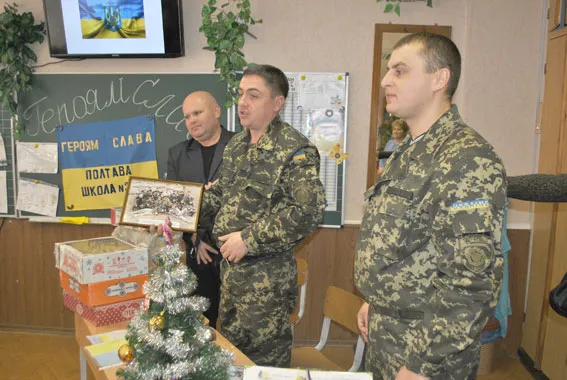 Школярі вітали гучними оплесками правоохоронців, які повернулися із зони АТО (Фоторепортаж) + (Відео) — фото 3