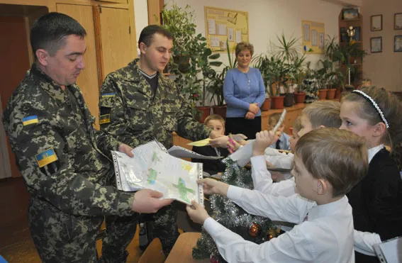 Школярі вітали гучними оплесками правоохоронців, які повернулися із зони АТО (Фоторепортаж) + (Відео) — фото 5