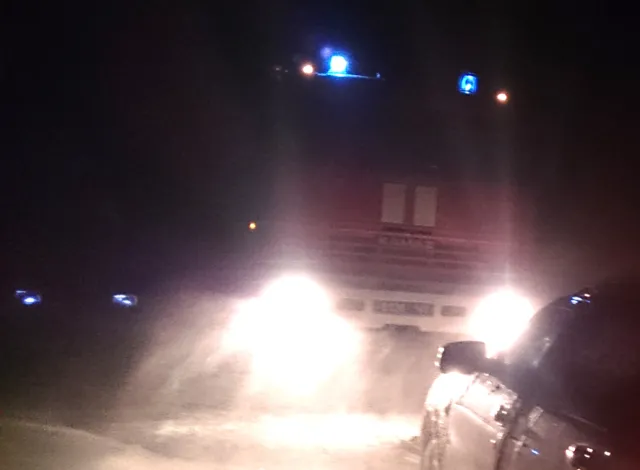 Рятувальники вивільнили зі снігових заметів 38 автомобілів, врятували 61 людину (Фото) — фото 3