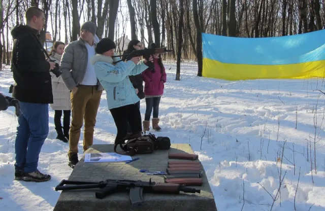 Полтавчанки стріляли по мішенях із зображенням Путіна (Фоторепортаж) — фото 2