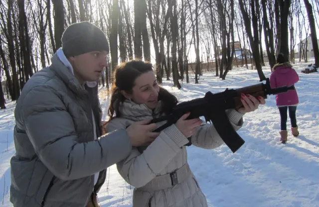 Полтавчанки стріляли по мішенях із зображенням Путіна (Фоторепортаж) — фото 3