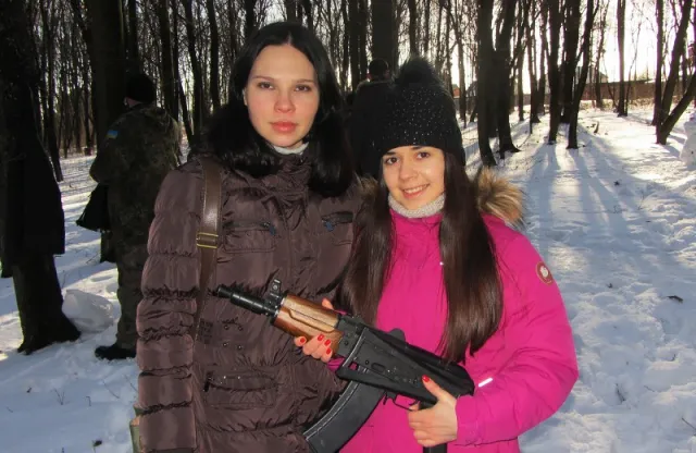Полтавчанки стріляли по мішенях із зображенням Путіна (Фоторепортаж) — фото 6