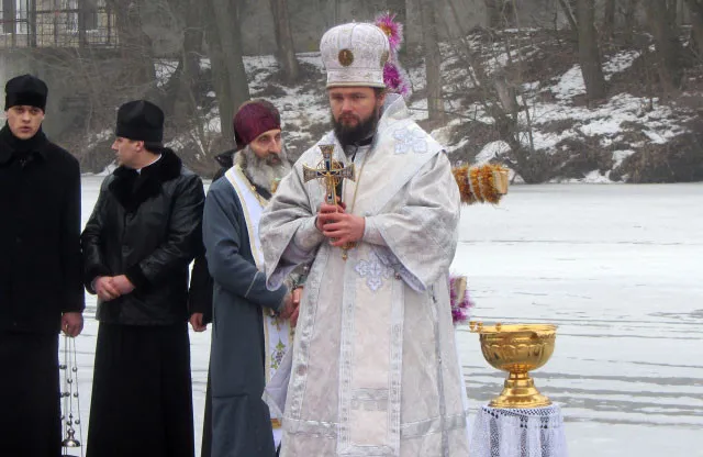 Полтавці занурились у освячену воду річки (Фото) — фото 1