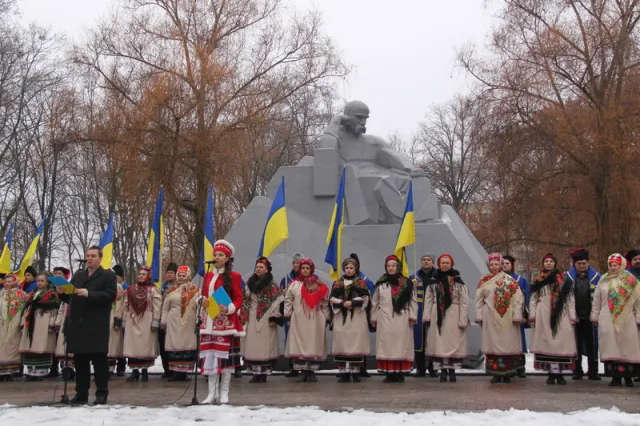 У День Соборності України полтавці поклали квіти до пам'ятника Великого Кобзаря (Фоторепортаж) — фото 1