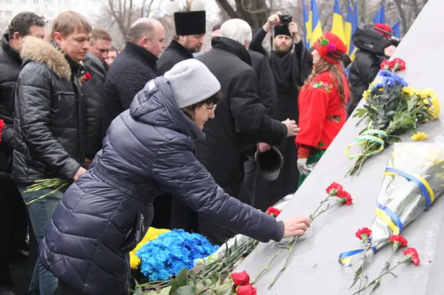 У День Соборності України полтавці поклали квіти до пам'ятника Великого Кобзаря (Фоторепортаж) — фото 3