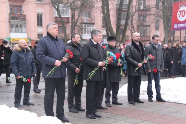 У День Соборності України полтавці поклали квіти до пам'ятника Великого Кобзаря (Фоторепортаж) — фото 4