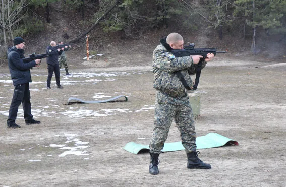 Полтавські правоохоронці випробували сучасні новинки стрілецької зброї (Фото) — фото 2