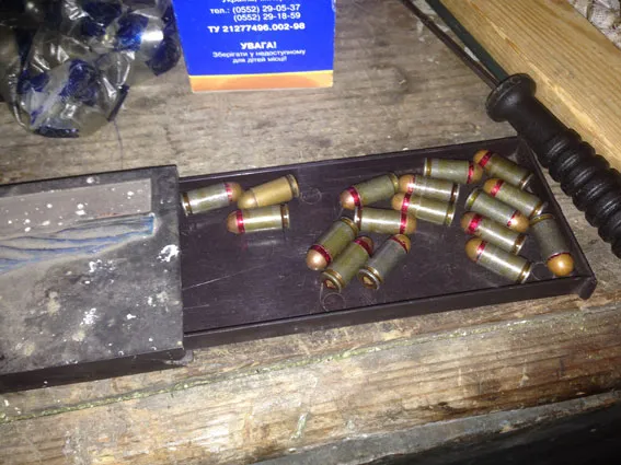 Правоохоронці вилучили близько 10 кілограм марихуани та арсенал боєприпасів (фото) — фото 3