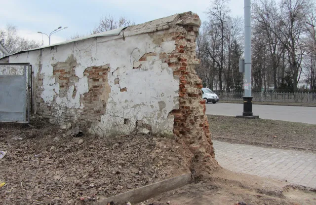 Паркан біля історичної будівлі Кадетського корпусу продовжують розбирати — фото 1