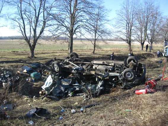 На Полтавщині зіткнулися вантажівка і маршрутка: загинули семеро осіб (фото) + (відео) — фото 1