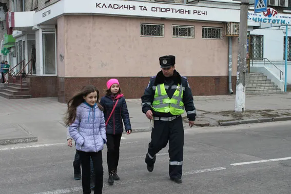 Працівники ДАІ готують дітей до безпечних канікул (фото) — фото 2