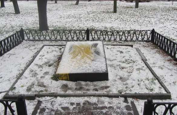 Вандали облили фарбою місце де поховані 29 червоноармійців, які загинули у громадянській війні — фото 1
