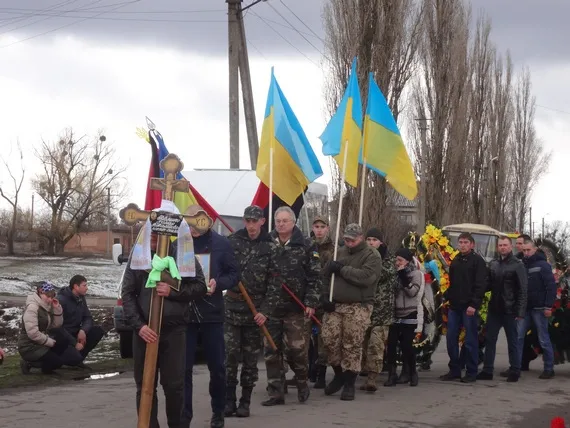 На Лубенщині люди на колінах прощалися з загиблим бійцем Романом Павленком (фото) — фото 2