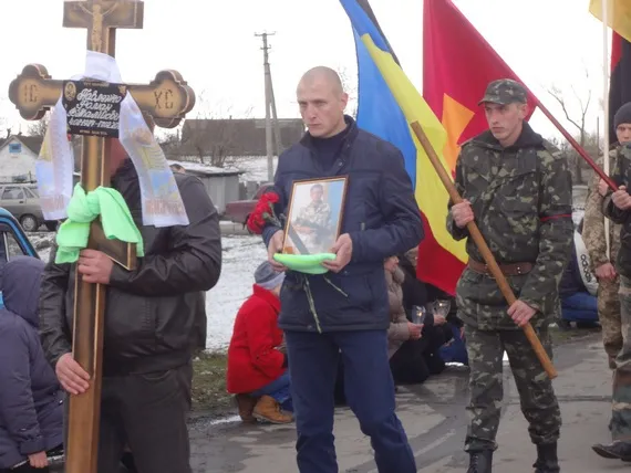 На Лубенщині люди на колінах прощалися з загиблим бійцем Романом Павленком (фото) — фото 3